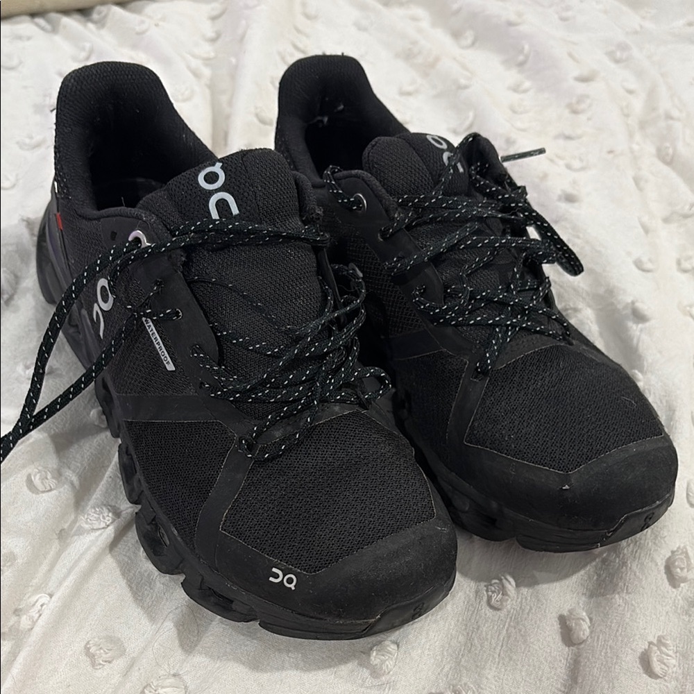 On Running Black Athletic Shoes Sleek Design Performance